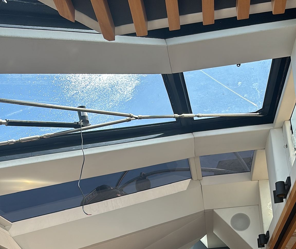 Sportyachten, Segelschiffe und Navigationsbrücken
